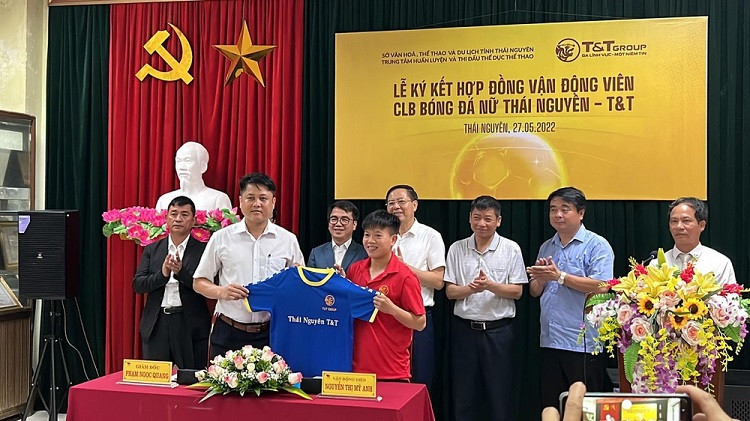 Cầu thủ nữ Việt Nam lần đầu tiên trong lịch sử được nhận tiền "lót tay"