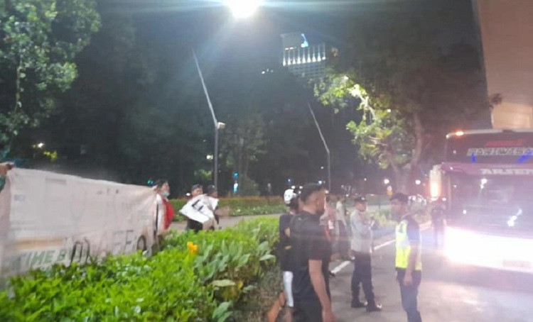 CĐV Indonesia quá khích, chặn xe bus của U19 Việt Nam