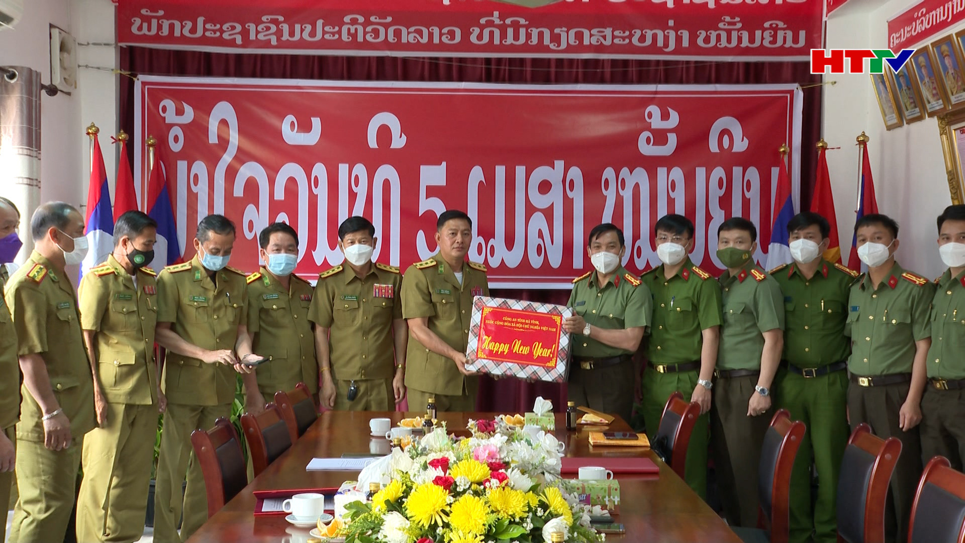 Công an Hà Tĩnh chúc tết Công an tỉnh Bôlykhămxay và Khăm Muộn