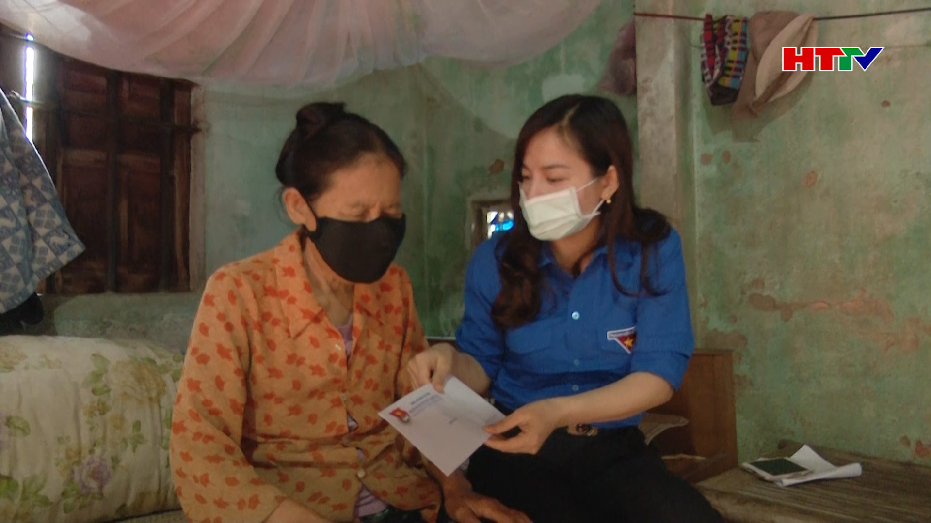 Tổ chức Đoàn ở Nghi Xuân tặng quà gia đình khó khăn