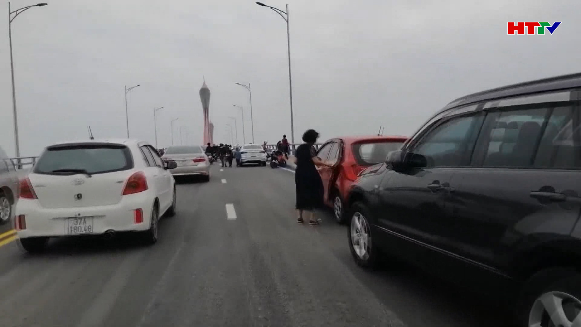 Dừng đỗ trái phép trên cầu Cửa Hội