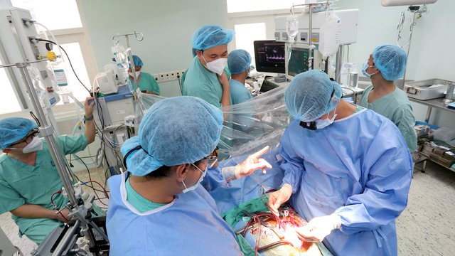 Thực hiện thành công ca ghép tim xuyên Việt xác lập 2 kỷ lục