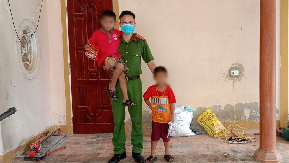 Hà Tĩnh: Giải cứu 2 cháu bé bị ông nội lên cơn tâm thần khống chế, nhốt trong nhà