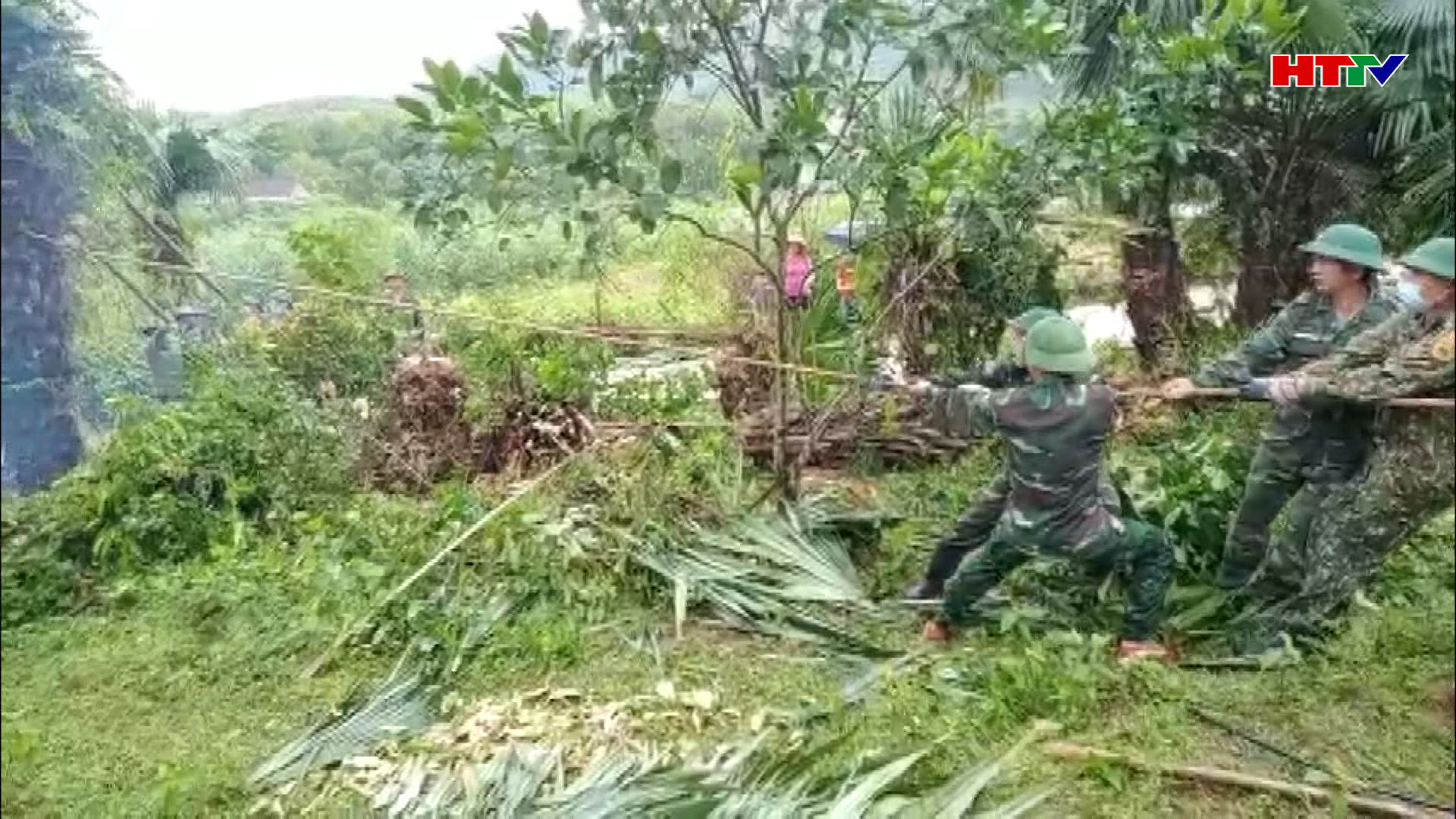 Biên phòng giúp dân khắc phục hậu quả lốc xoáy