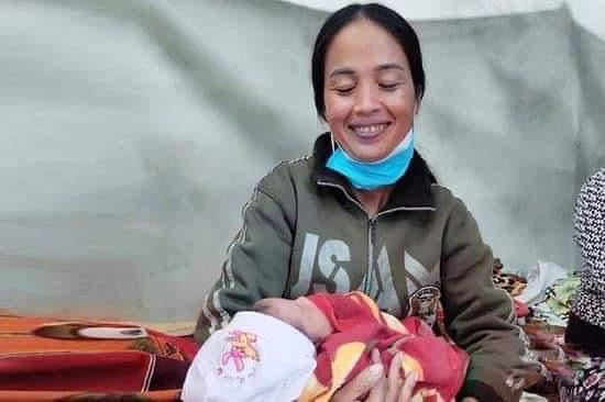 Hương Khê: Bé gái sơ sinh 10 ngày tuổi bị bỏ rơi bên đường cùng vài bộ quần áo cũ