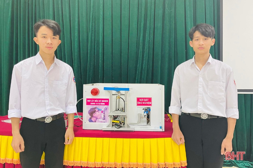 Hai nam sinh lớp 11 đạt giải quốc gia với máy lấy mẫu xét nghiệm COVID-19 tự động