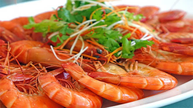 Cách luộc tôm ngon ngọt không kém ngoài hàng