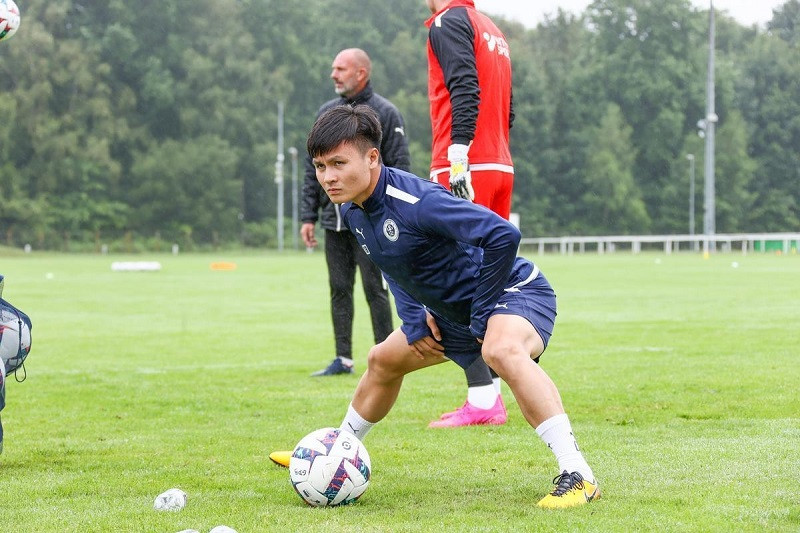 HLV Pau FC: "Tôi rất hài lòng về Quang Hải"
