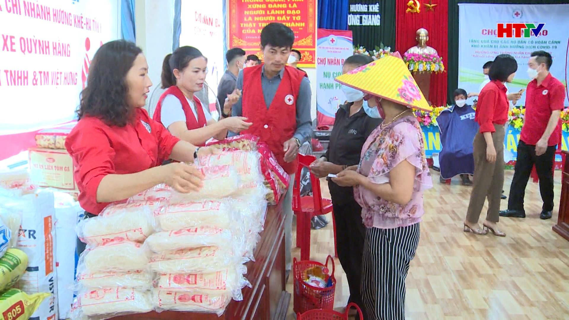 Hội chữ thập đỏ tổ chức hội chợ nhân đạo tại Hương Khê