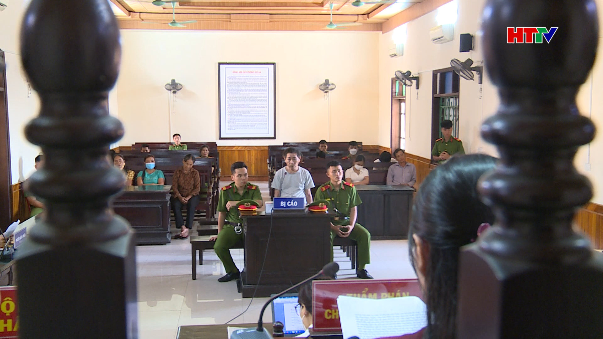 8 năm tù cho tội chém vợ