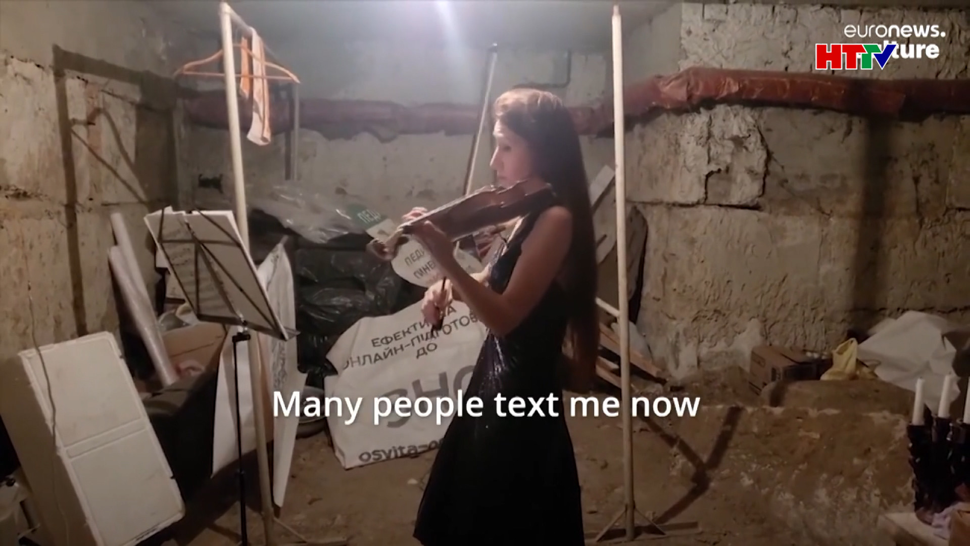 Nghệ sỹ violon Ukraine chơi nhạc dưới hầm trú ẩn