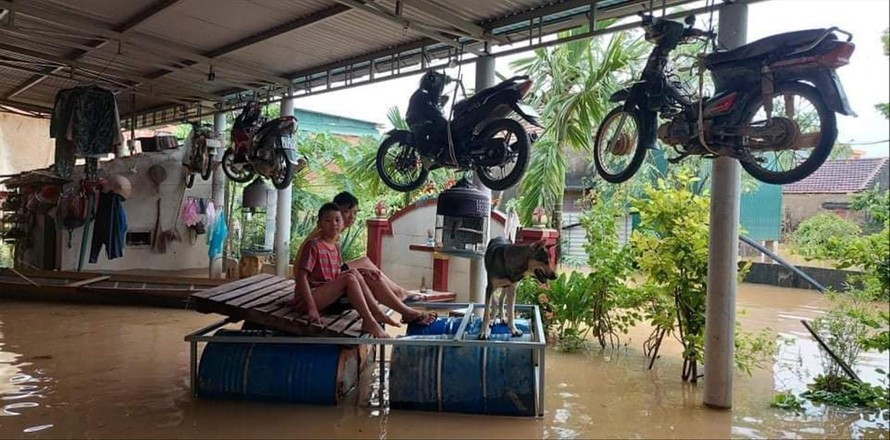 Mưa lũ bủa vây miền Trung: Hàng nghìn ngôi nhà bị ngập, 8 người chết và mất tích