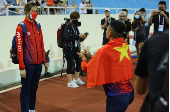 Giành HCV SEA Games 31, VĐV điền kinh Việt Nam làm hành động này ngay giữa sân Mỹ Đình khiến cư dân mạng trầm trồ