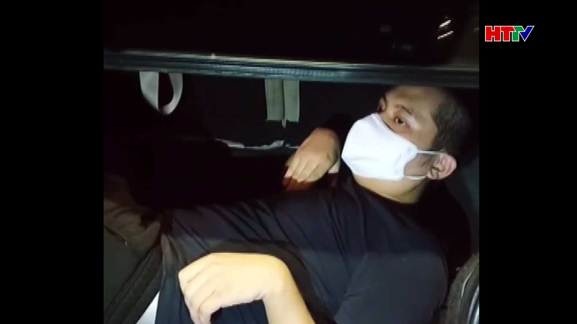 Một người ngoại quốc trốn trong cốp xe để qua chốt
