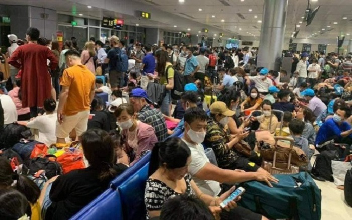 Quầy làm thủ tục bị lỗi, sân bay Tân Sơn Nhất ùn ứ hành khách