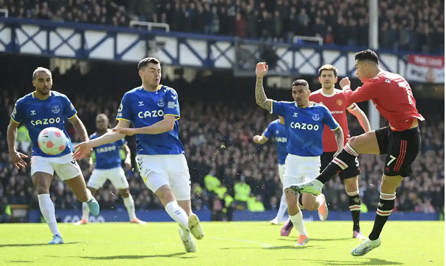 Chelsea trở lại đường đua, MU lại rơi điểm