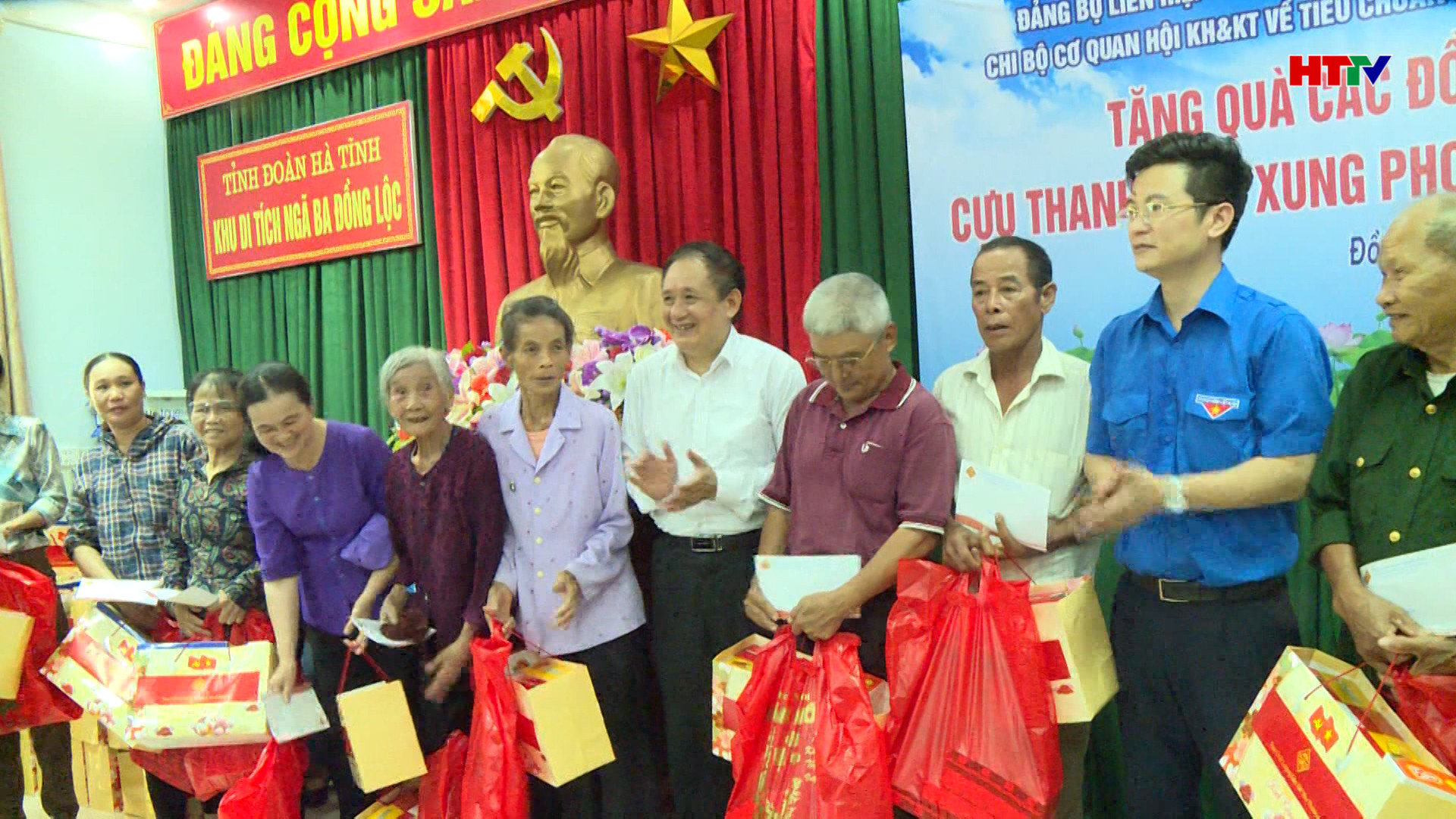 Tặng quà cựu thanh niên xung phong tỉnh Hà Tĩnh