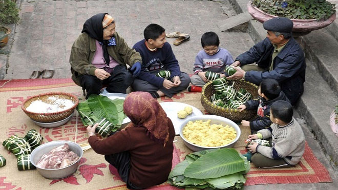 Tết Nhâm Dần cận kề, người đi làm xa nhà "đau đầu" về quê hay ở lại thành phố ăn Tết