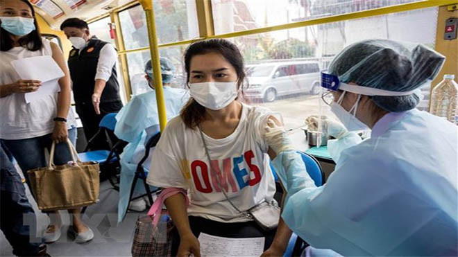 Quảng Bình: Nữ giáo viên tiêm 2 mũi vaccine ngừa COVID-19 chỉ trong 10 phút