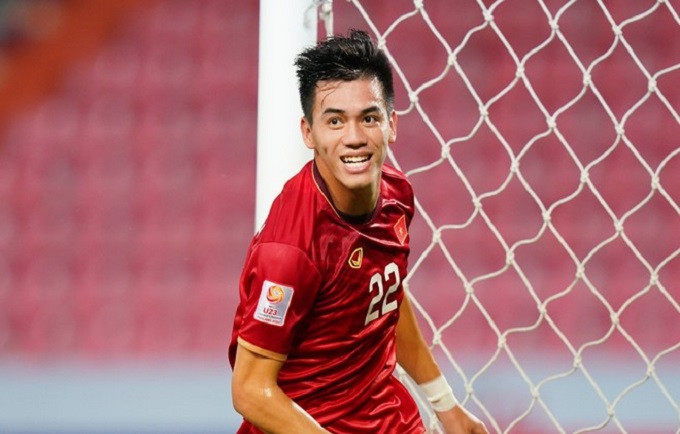 Tiến Linh san bằng kỷ lục của cựu tiền đạo Lê Công Vinh tại vòng loại World Cup