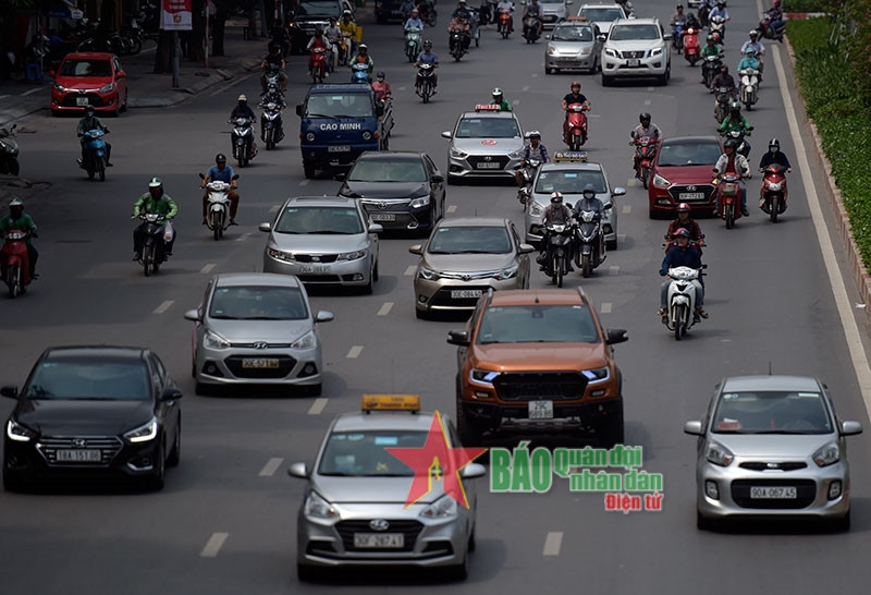 Ô tô đang lăn bánh phải chịu bao nhiêu khoản thuế và phí?