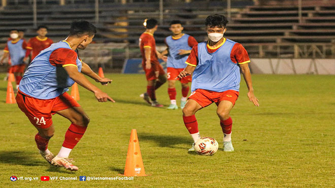 U23 Việt Nam đeo khẩu trang tập luyện, sẵn sàng đá trận ra quân gặp U23 Singapore